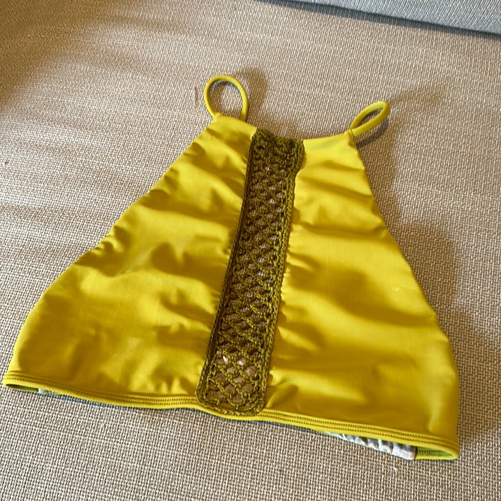 Medium mesh acacia high neck bikini top